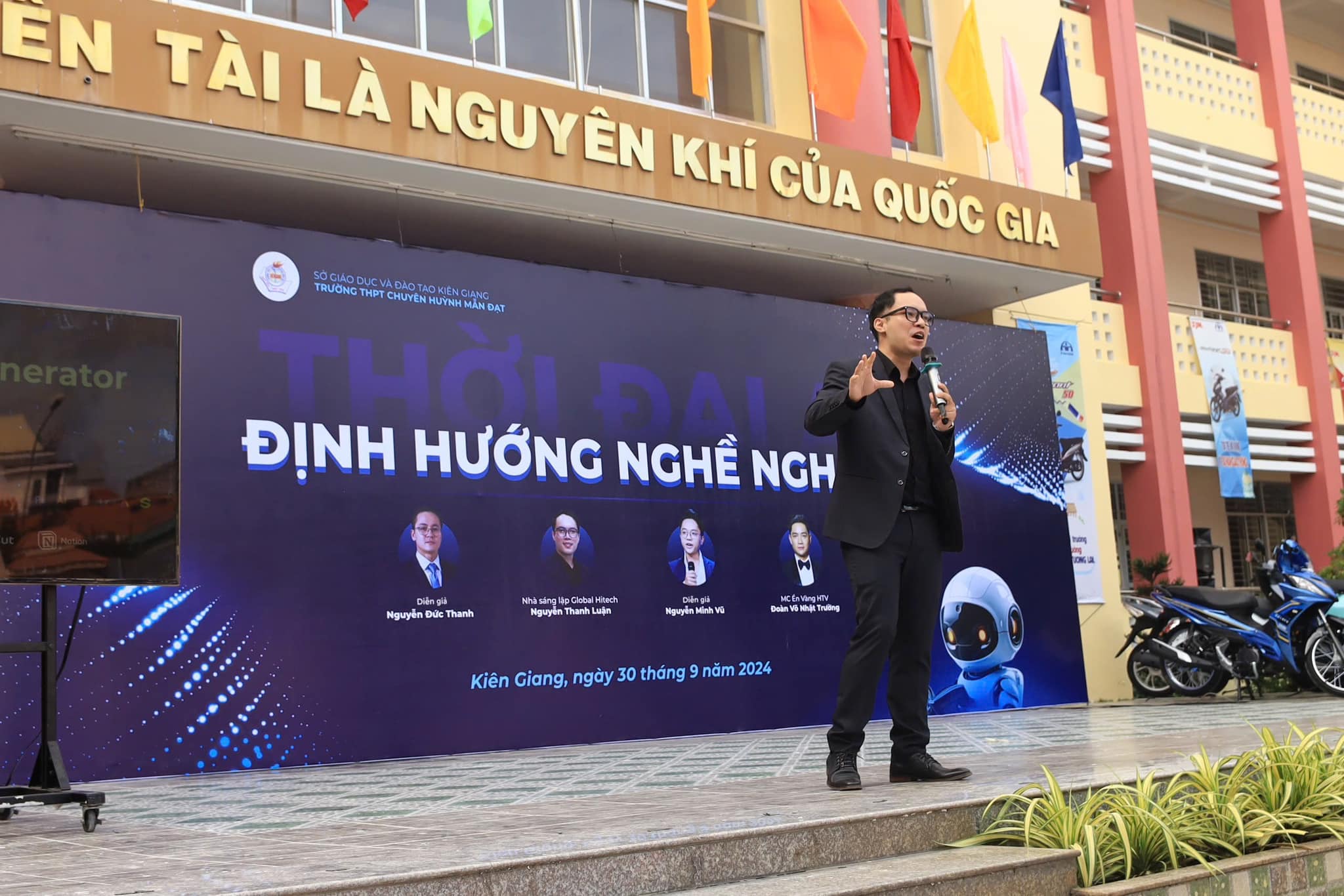 Kay Nguyễn Thanh Luận at a Career Orientation event