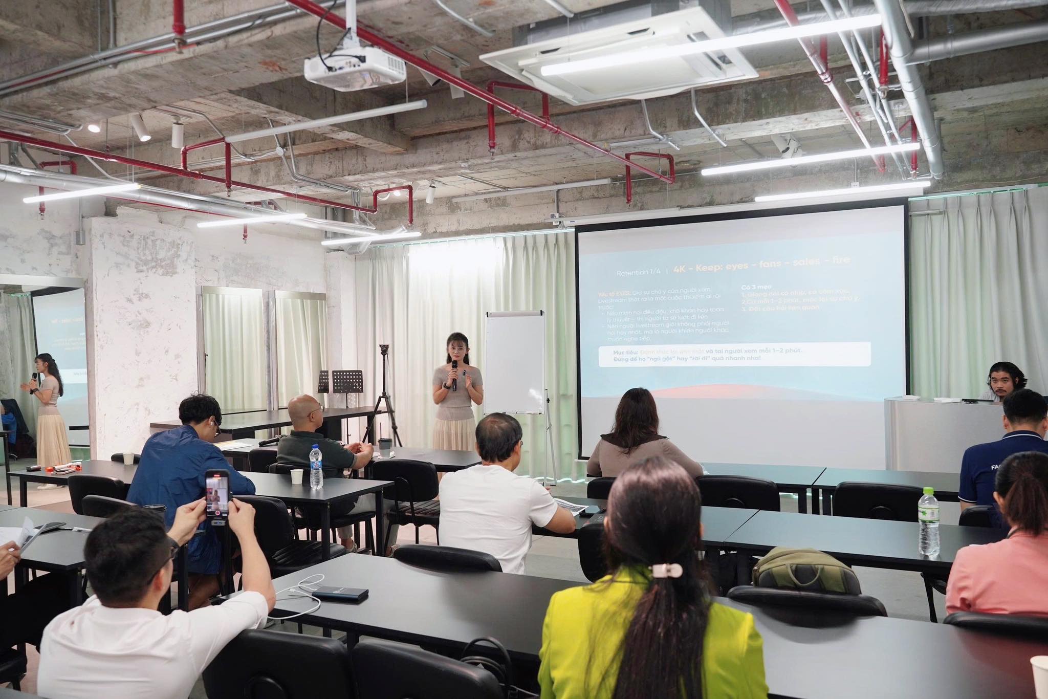 Cos Agency recap training “No Flop, No Viral” nâng tầm kỹ năng KOL/KOC chuyên nghiệp