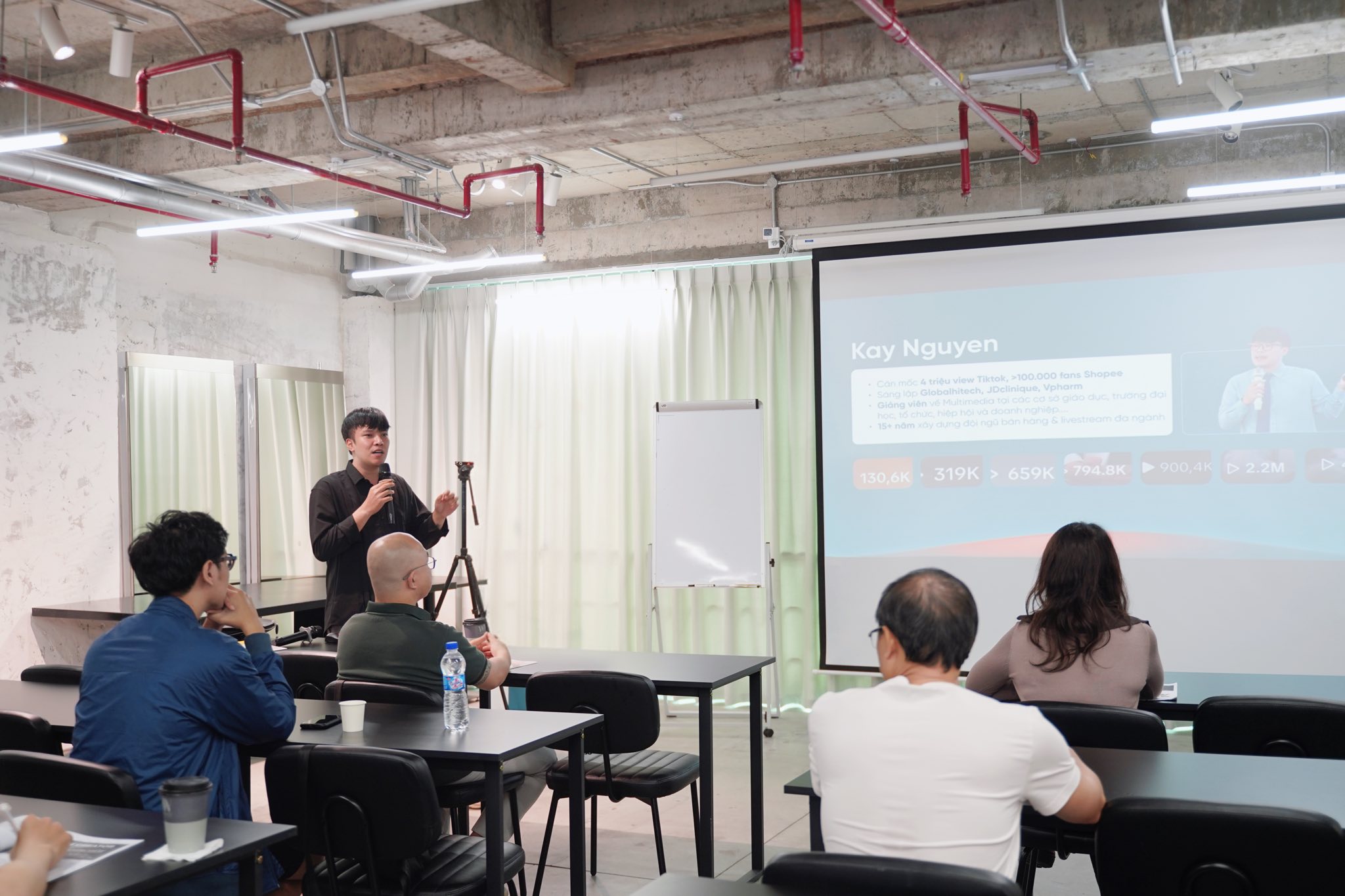 Cos Agency recap training “No Flop, No Viral” nâng tầm kỹ năng KOL/KOC chuyên nghiệp