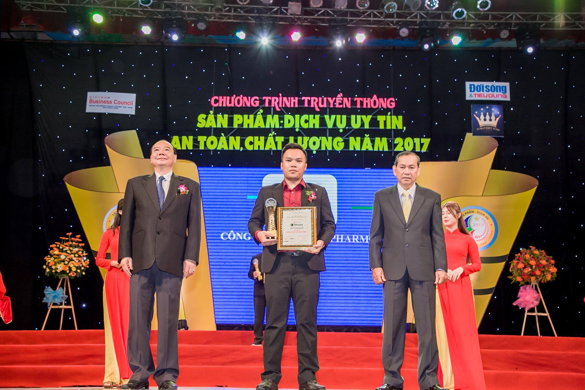 Kay Nguyễn Thanh Luận receiving the Trusted, Safe and High-Quality Products & Services 2017 award