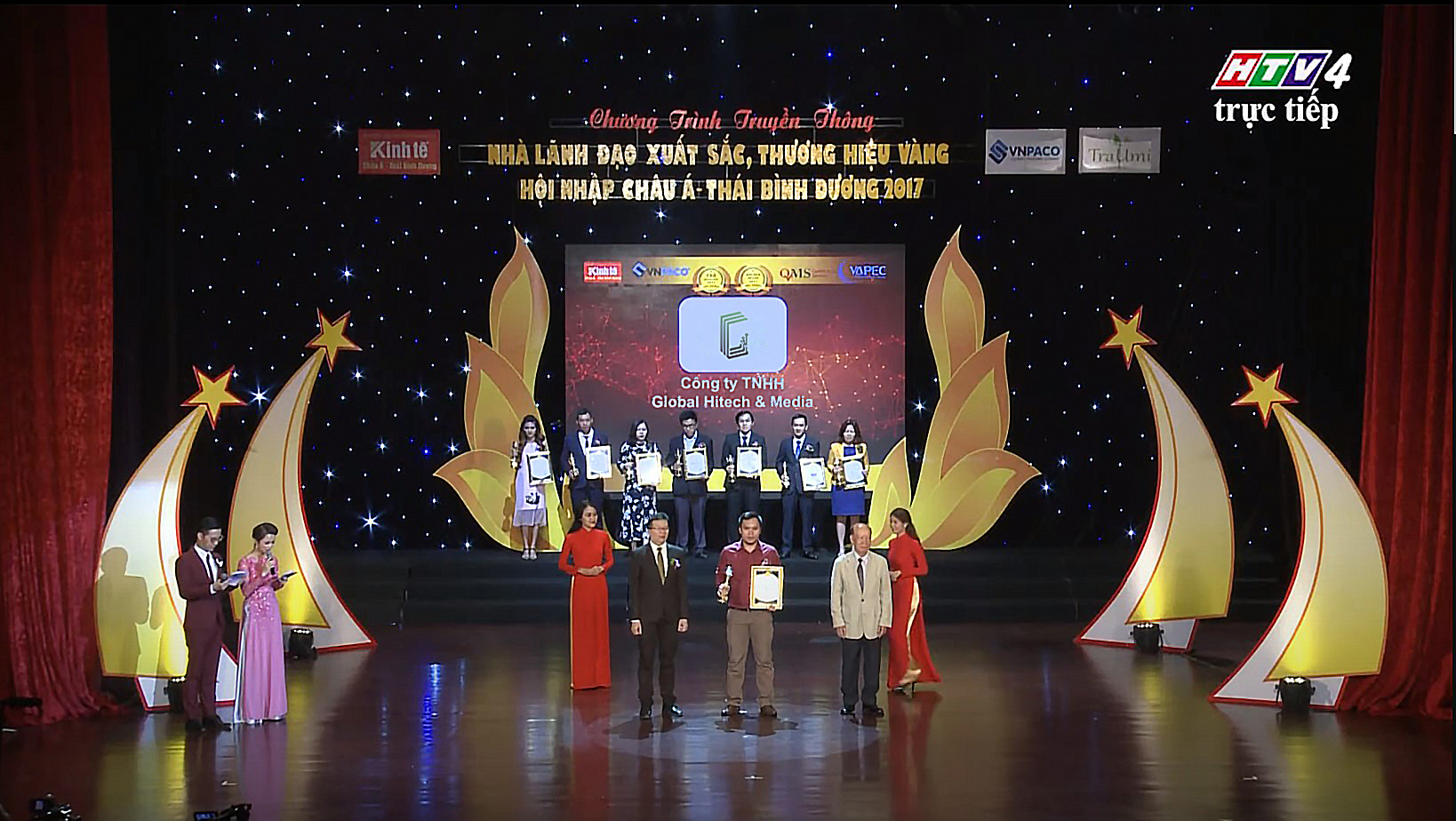 Kay Nguyễn Thanh Luận receiving the Outstanding Leader & Golden Brand of Asia–Pacific Integration 2017 award